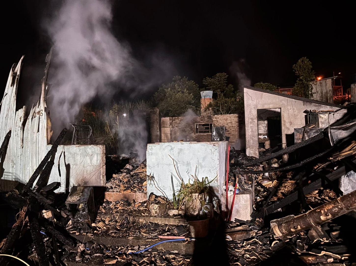 🏠 Incêndio destrói casa de madeira e bombeiros evitam explosão de cilindros de gás em Gravatal