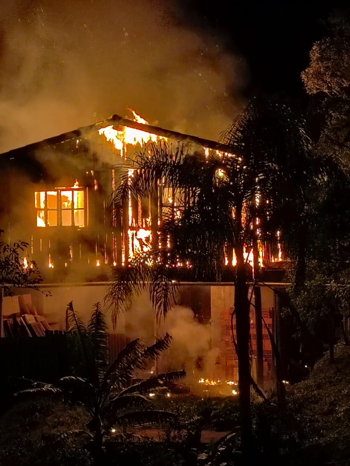 🔥 Incêndio destrói casa de madeira em morro de Garopaba após possível curto-circuito no chuveiro