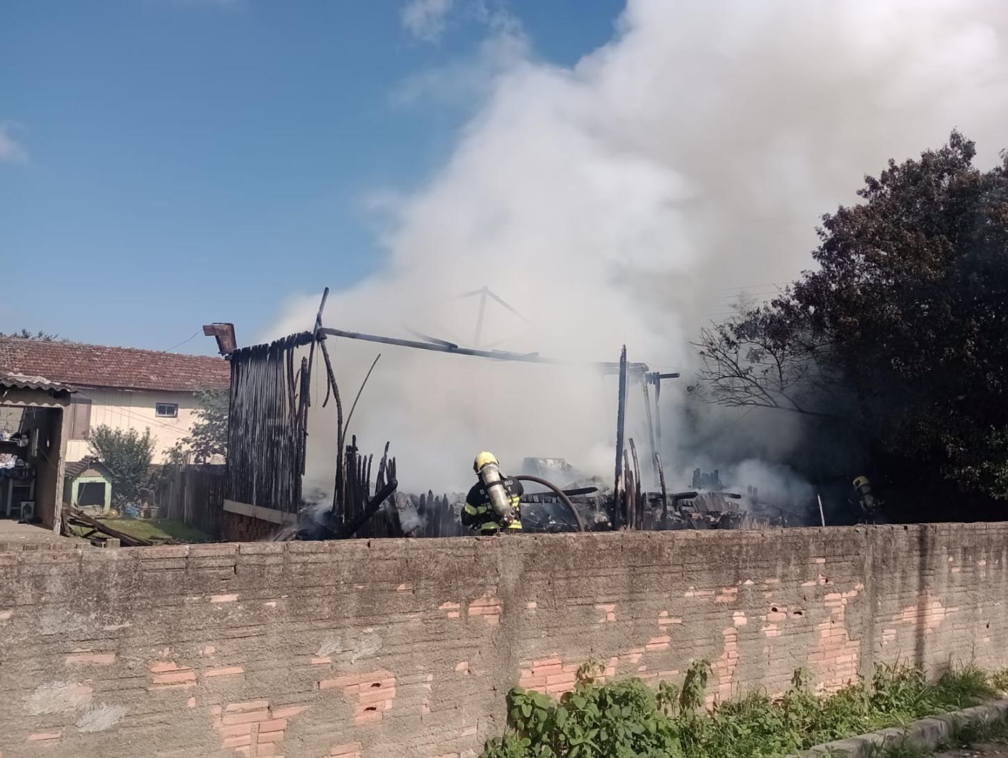 🏠 Incêndio destrói casa de madeira no bairro São Clemente e mobiliza Corpo de Bombeiros em Tubarão
