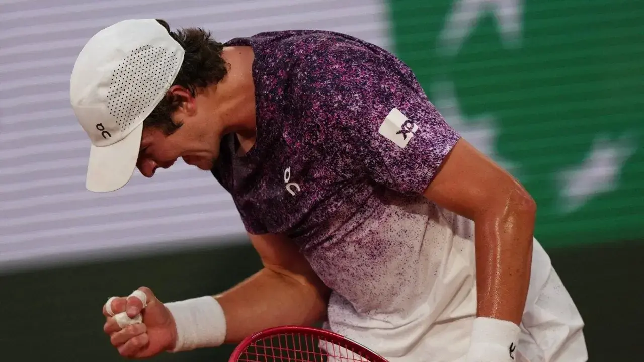 🇧🇷 João Fonseca joga hoje por vaga na semifinal de Roland Garros contra Jakub Mensik