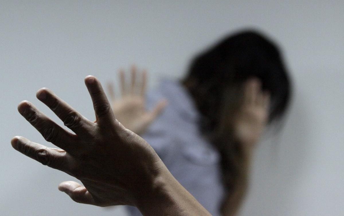 🛑 Jovem armado com faca quebra objetos e ameaça familiares - Lei Maria da Penha em Araranguá