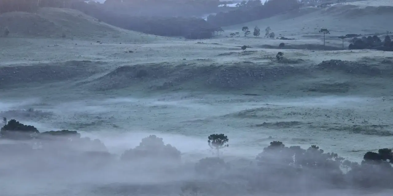📉 Massa de ar frio avança por SC e traz mínimas de até 2°C após passagem de frente fria
