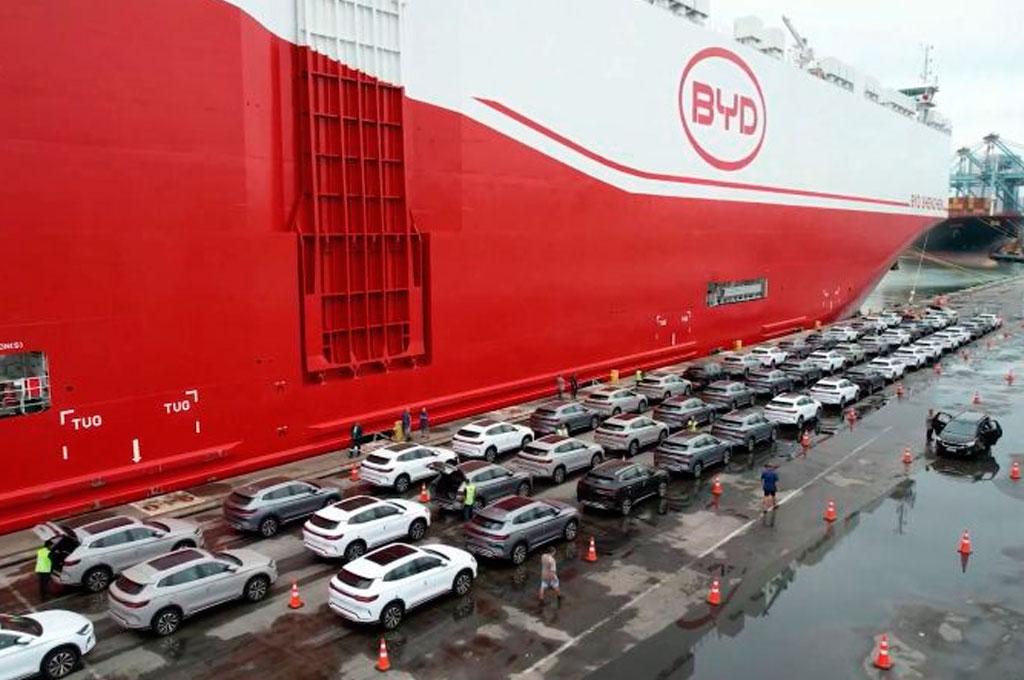 🚗 Navio gigante da BYD atraca no Porto de Itajaí com 7,2 mil veículos elétricos e híbridos
