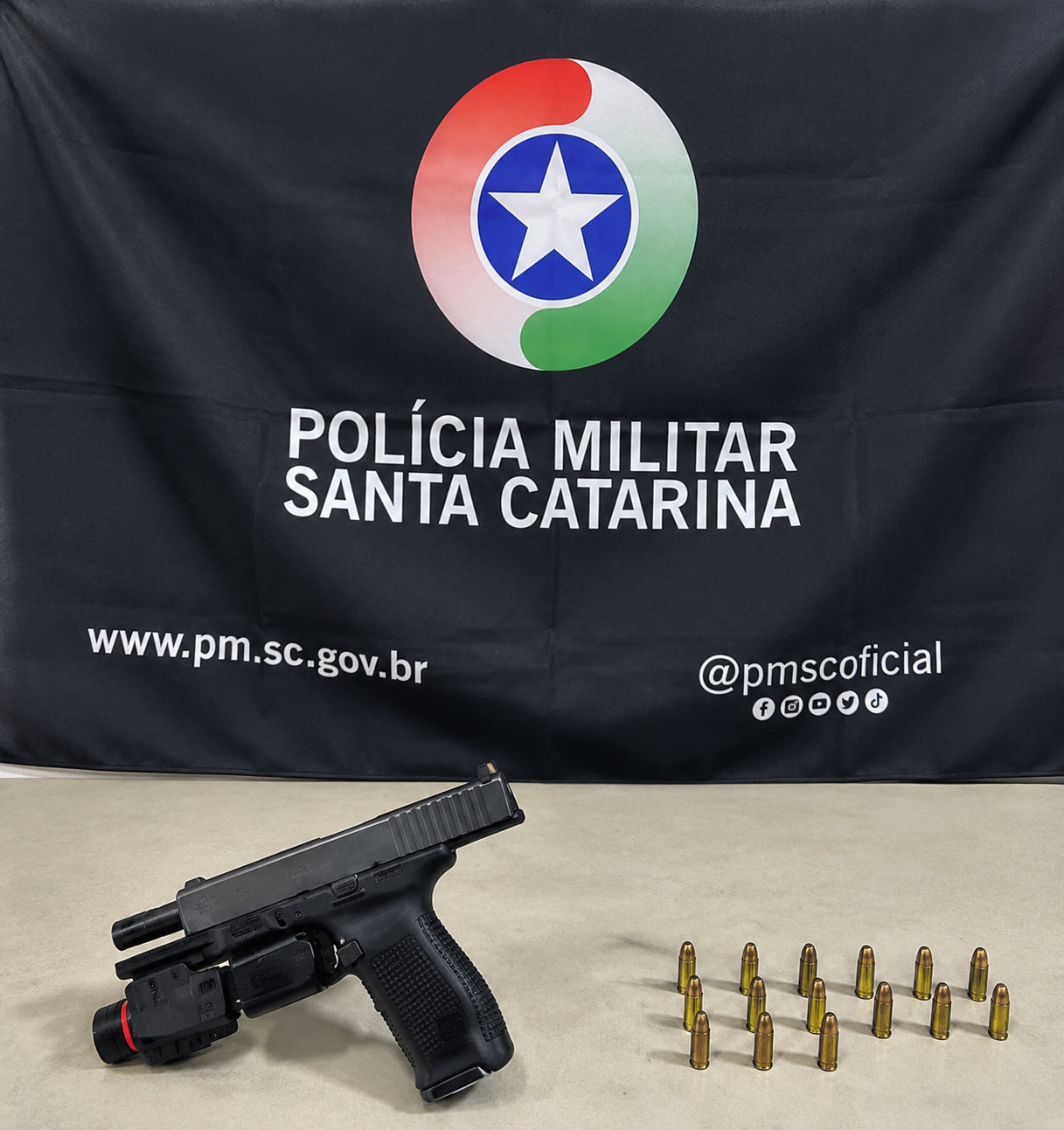 🔫 Operação com cão farejador fecha festa de som alto e apreende pistola Glock com menor em SC