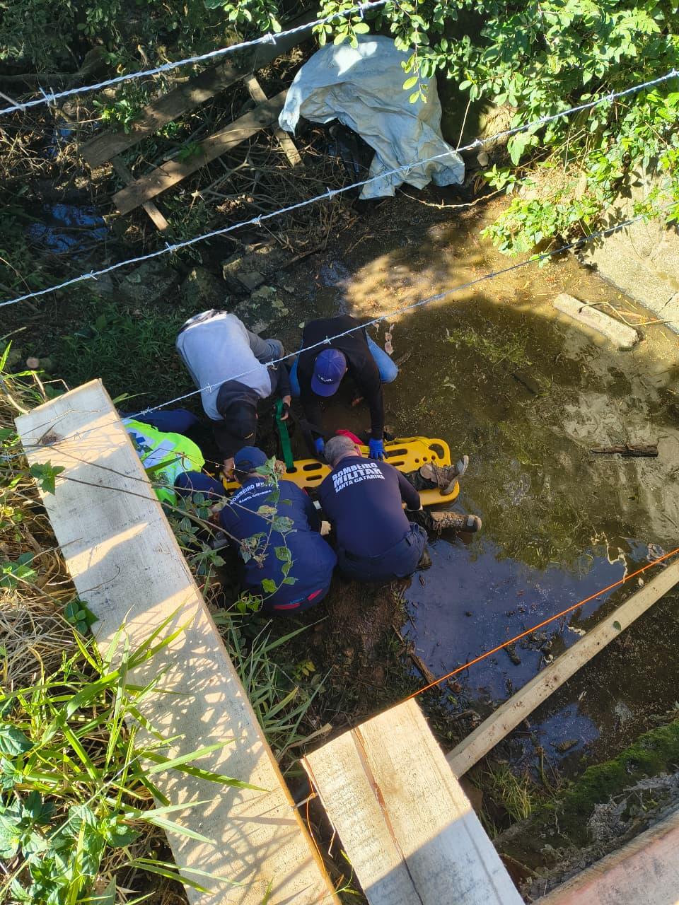 👷 Operário cai de ponte durante obras e é resgatado de rio pelos Bombeiros em Tubarão