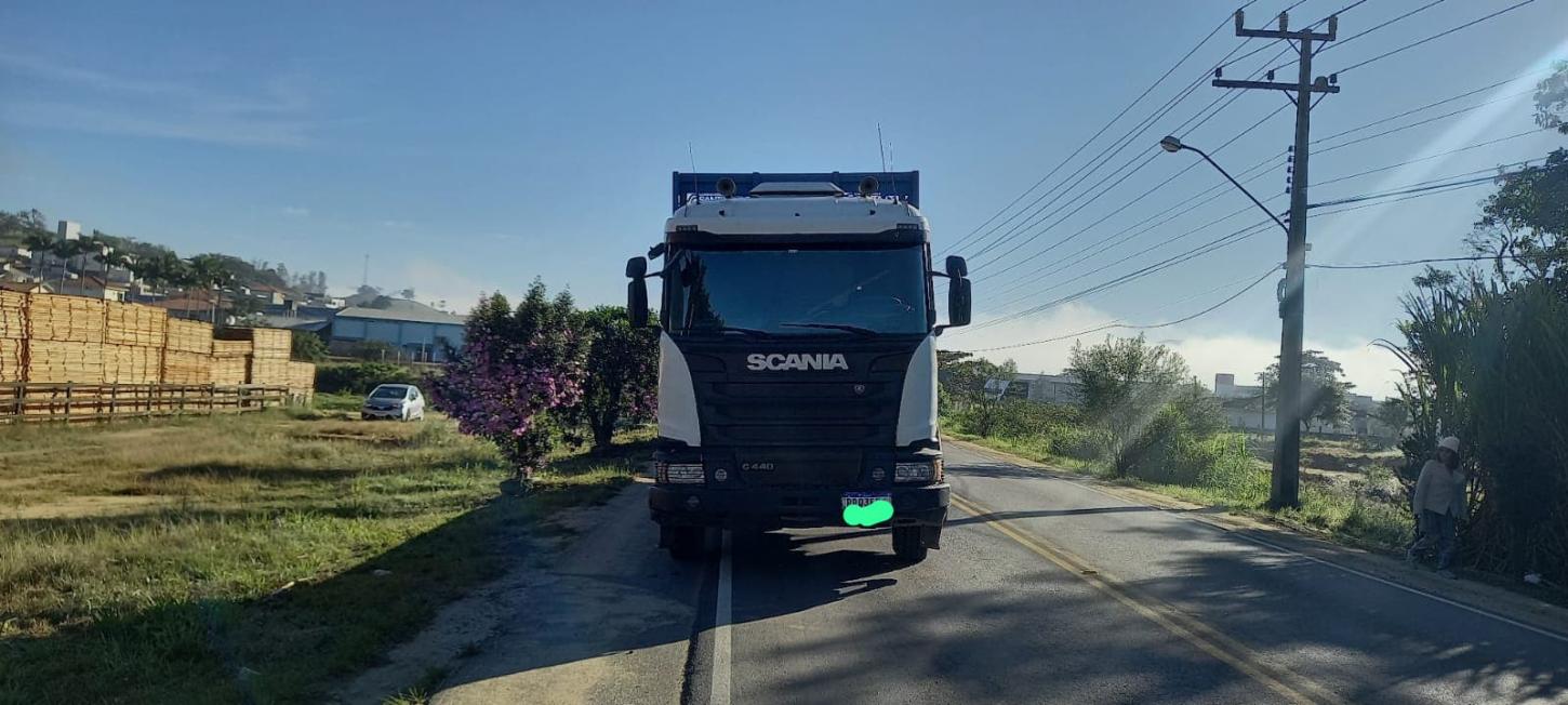 🚨 Pedestre de 57 anos sofre ferimentos graves após ser atropelada por caminhão na SC-435, em Armazém