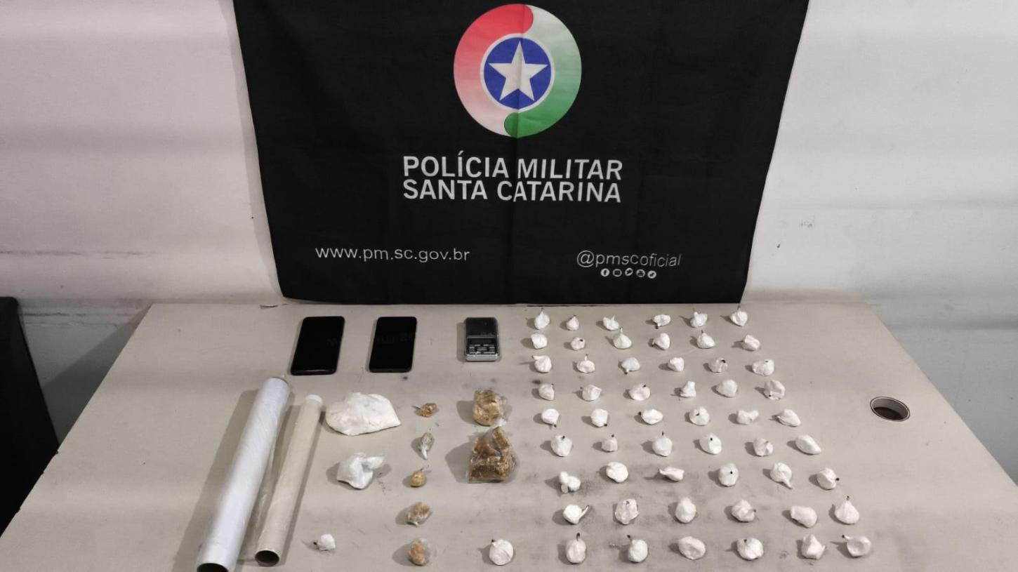 ⚖️ Polícia Militar atende denúncia de violência doméstica e descobre mais de meio quilo de drogas em Sombrio