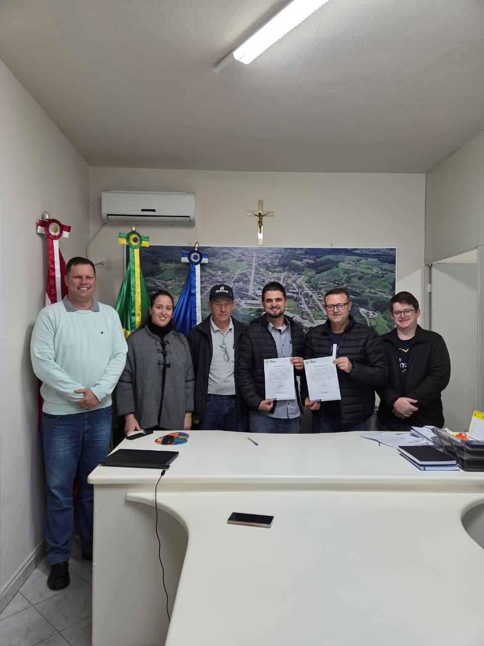 ⚖️ Prefeito assina ordens de serviço para obras de pavimentação asfáltica em Rio Fortuna