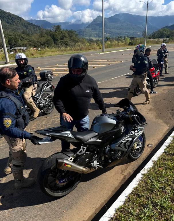 🏍️ PRF monta cerco na Serra da Rocinha e flagra quase 50 infrações de motos de alta cilindrada