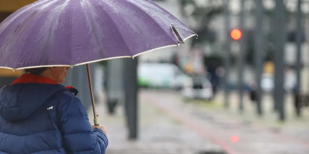 ⛈️ Sistema de baixa pressão e nova frente fria trazem chuva intensa e temporais para Santa Catarina