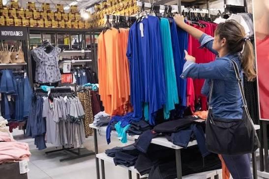 📉 Varejo de SC cai 3,6% em abril, mas segura alta de 4,7% no acumulado de 12 meses