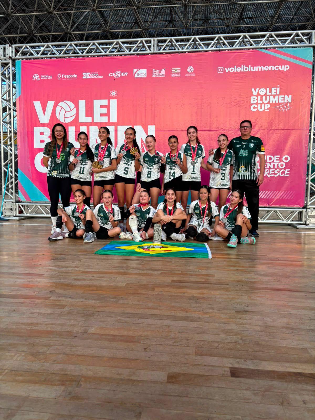 🏐 Voleibol Sub-13 de Braço do Norte brilha em Blumenau e conquista o vice-campeonato estadual na Blumencup 2026