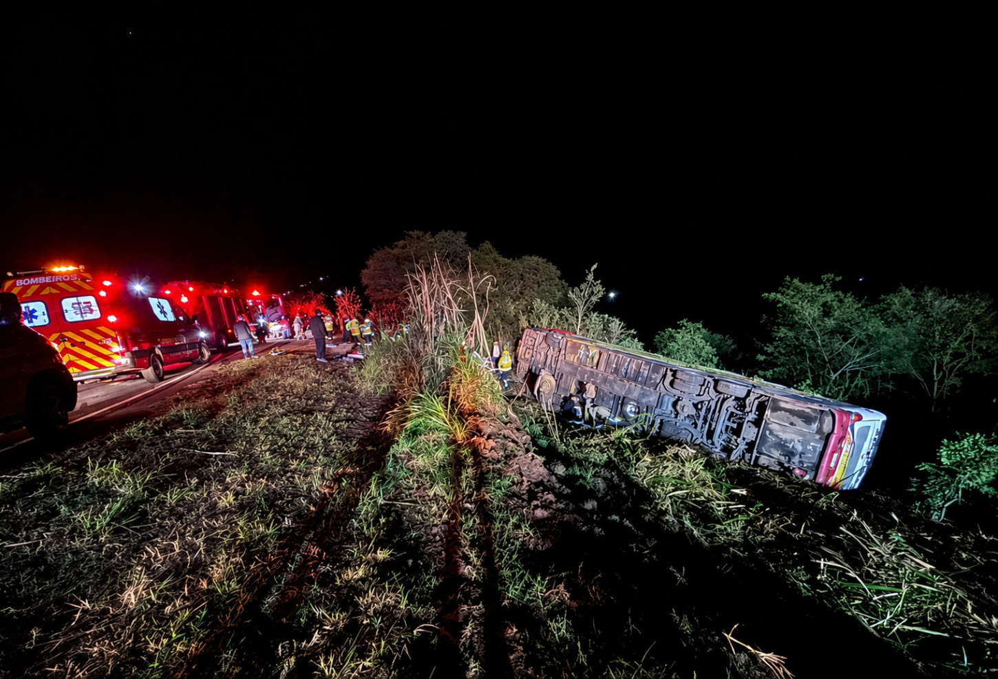 Acidente com ônibus paraguaio deixa três mortos e feridos na SC-492 no Oeste de SC