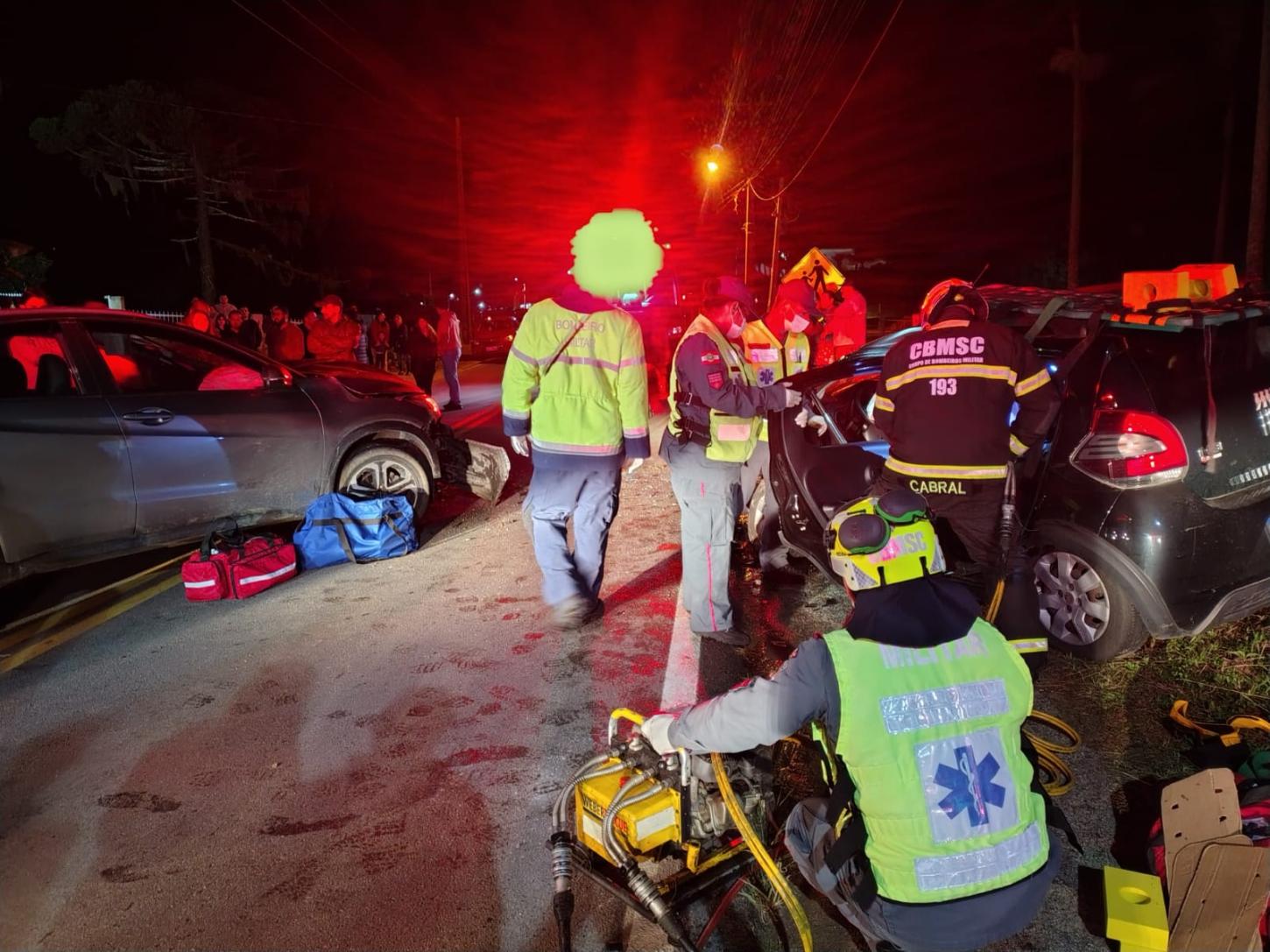 Batida frontal deixa quatro feridos na SC-437; motorista foge sem prestar socorro