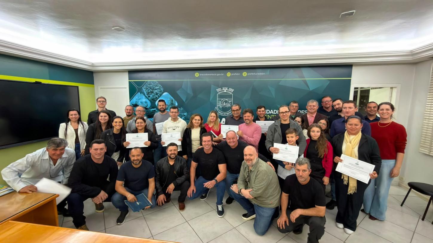 Braço do Norte entrega 14 certidões para moradores do Rio Bonito