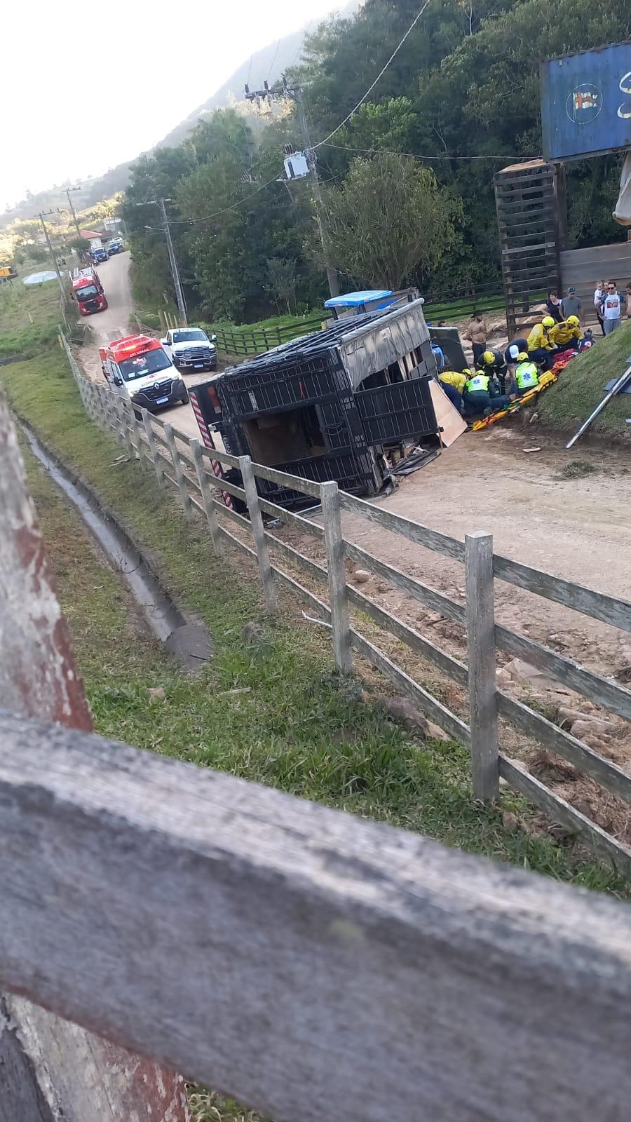 Caminhão perde os freios e bate contra trator na Estrada Geral do Caruru, em Tubarão