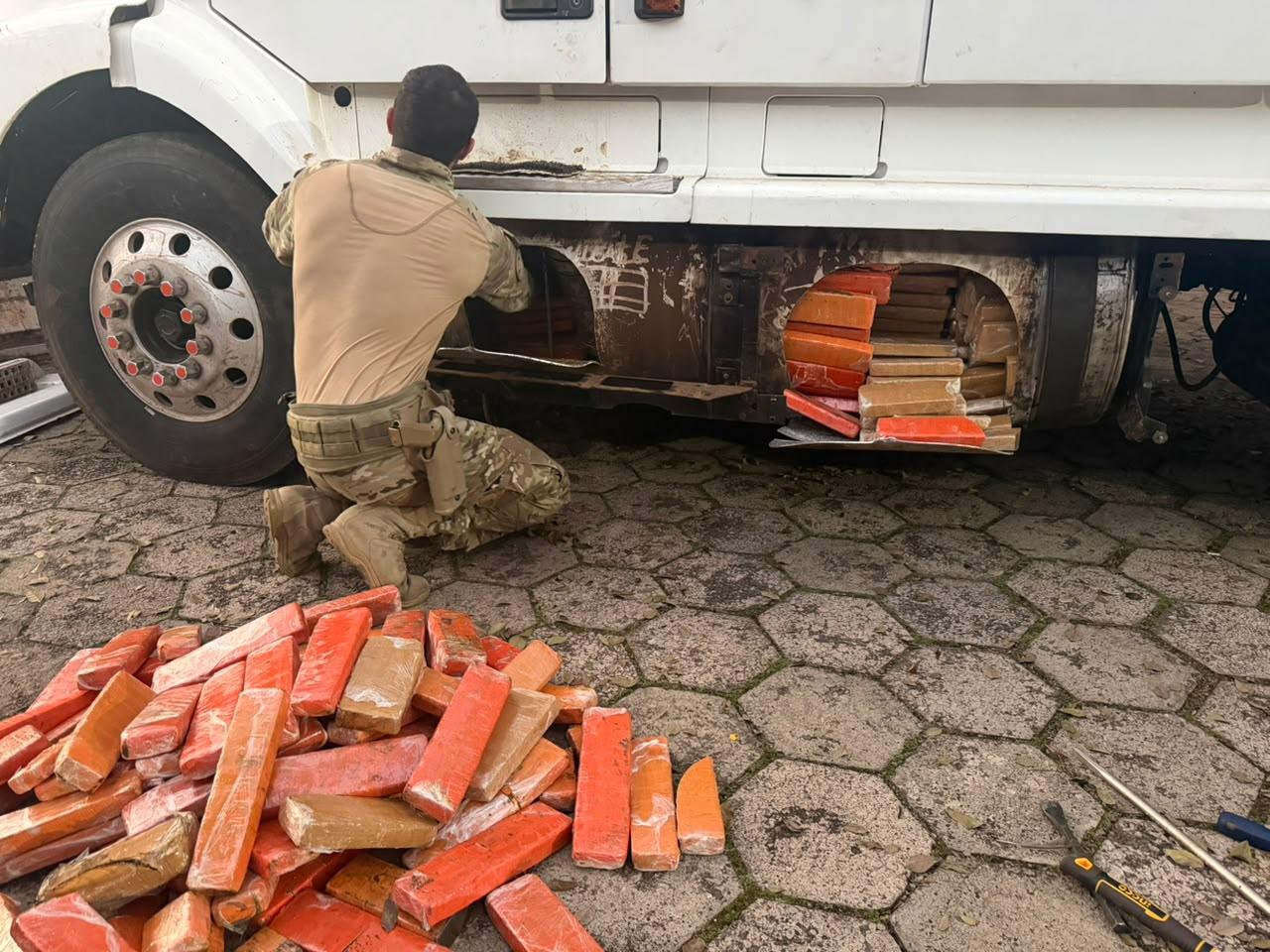 Cão farejador da PRF localiza 581 kg de maconha escondidos em tanque de carreta na BR-282