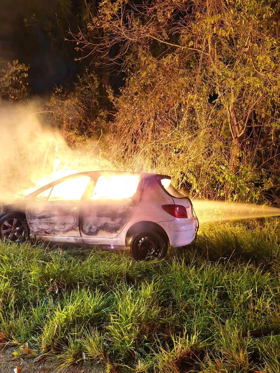 Carro é consumido pelo fogo na madrugada desta segunda-feira em Tubarão