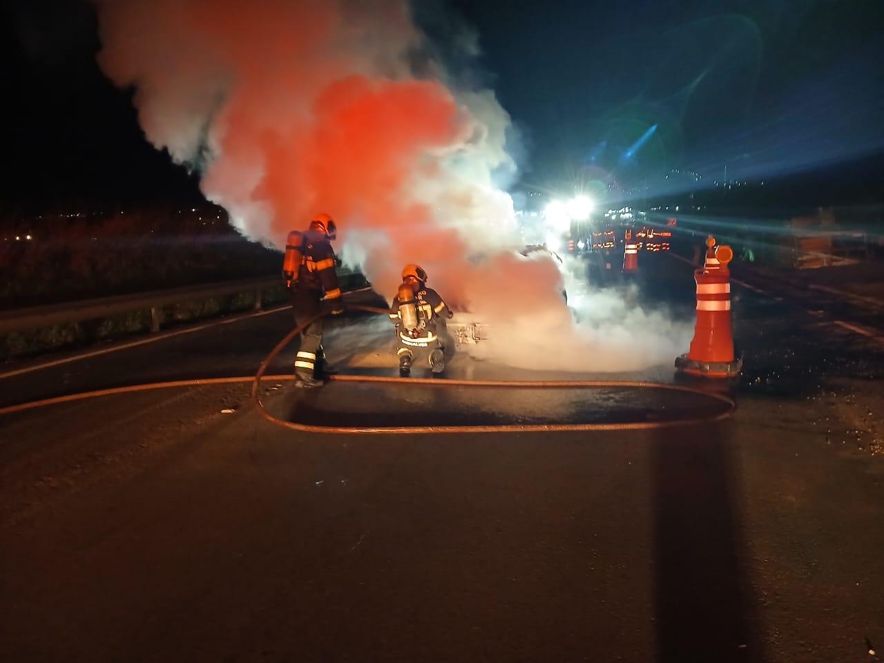 Carro pega fogo na BR-101 e incêndio mobiliza bombeiros no Morro do Formigão, em Tubarão