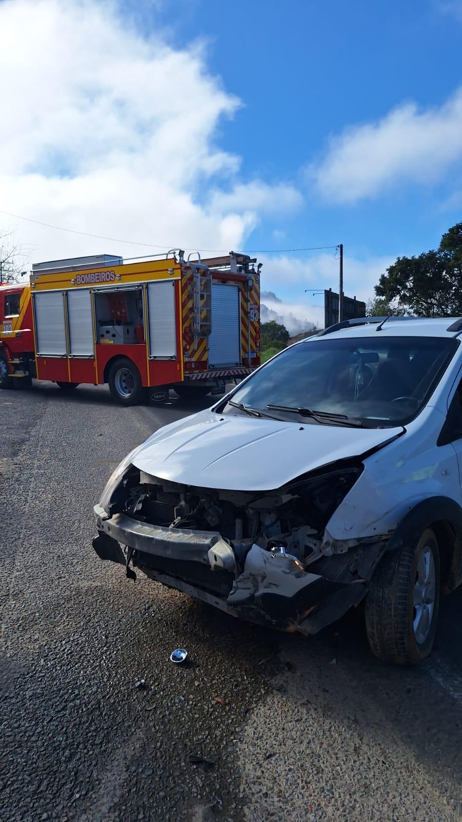 Colisão frontal entre dois carros mobiliza equipes de socorro na SC-370, em Braço do Norte