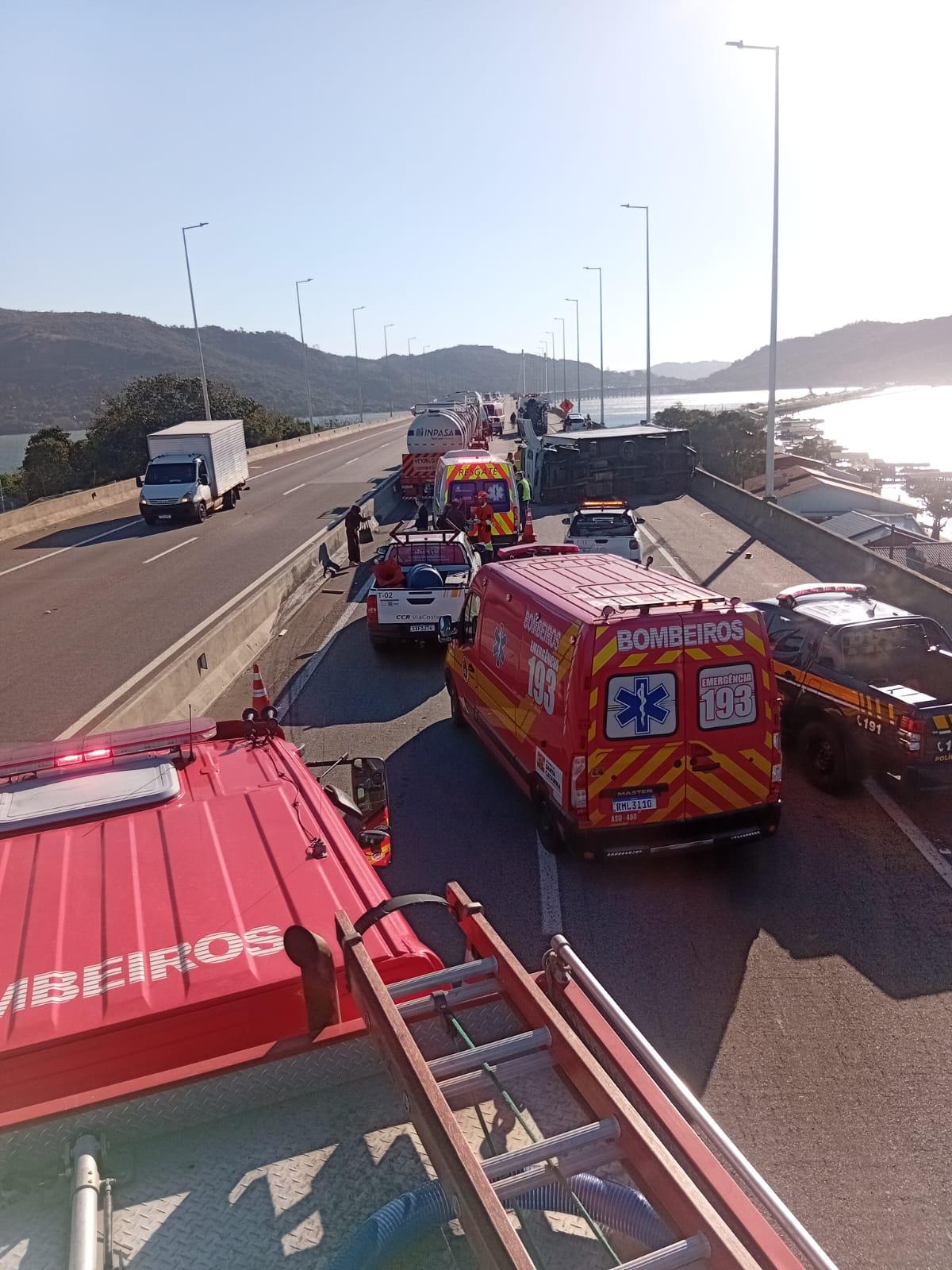 Engavetamento com cinco veículos mobiliza Bombeiros e CCR na Ponte Anita Garibaldi, em Laguna
