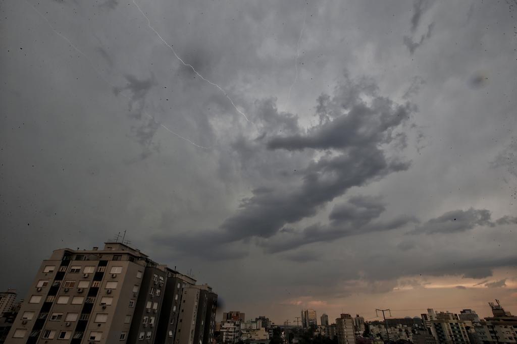 Frente fria avança sobre Santa Catarina e traz alerta de chuva intensa, granizo e enxurradas na terça-feira (21)