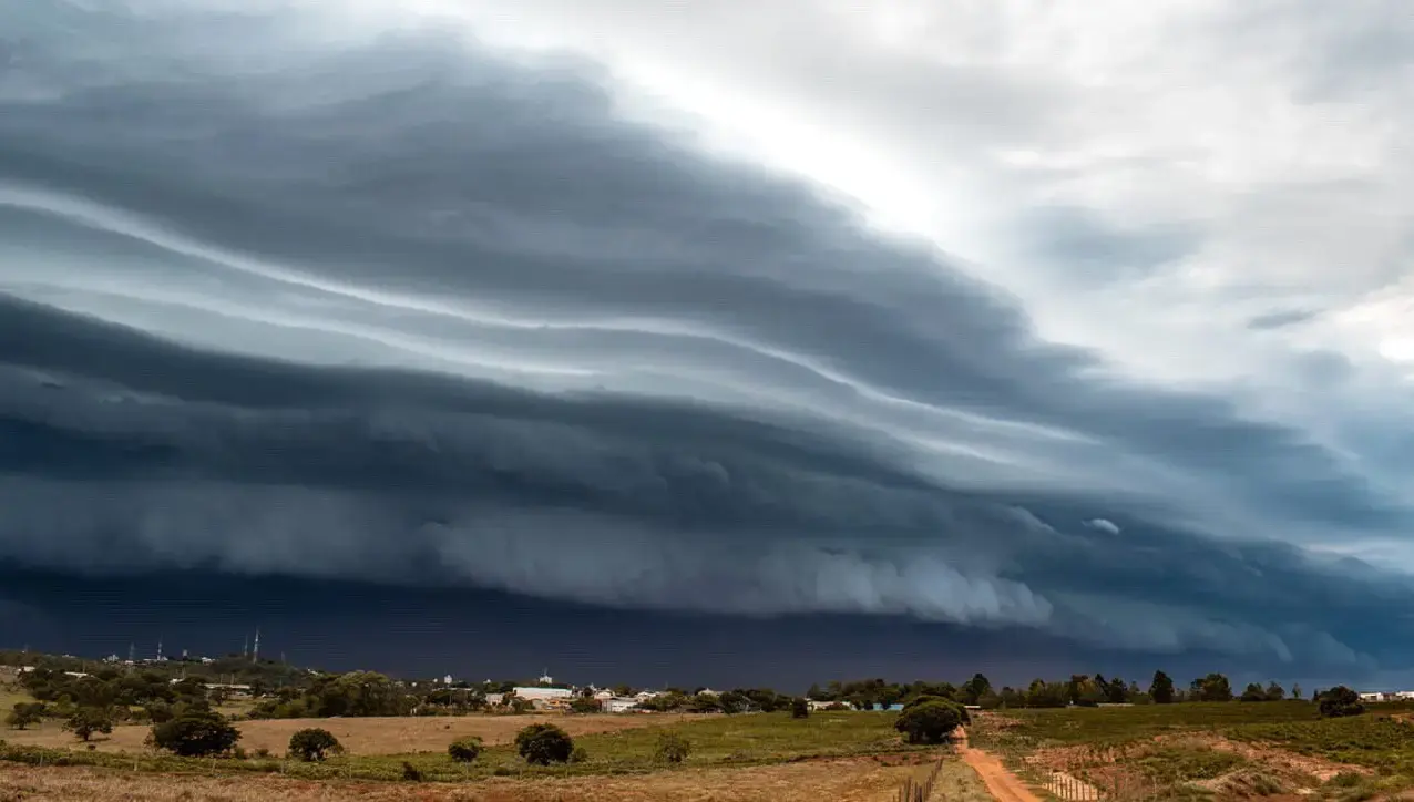 Frente fria traz temporais isolados ao Grande Oeste de SC, enquanto temperaturas sobem e se aproximam dos 30°C