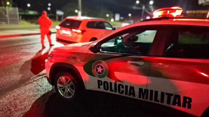 Homem esfaqueia atual de ex-companheira e descumpre medida protetiva
