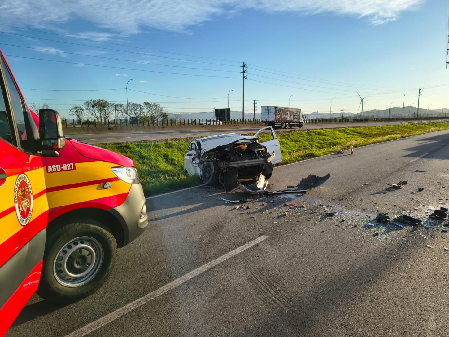 Motorista de 36 anos fica ferido após colidir Onix na traseira de caminhão Volvo em Tubarão