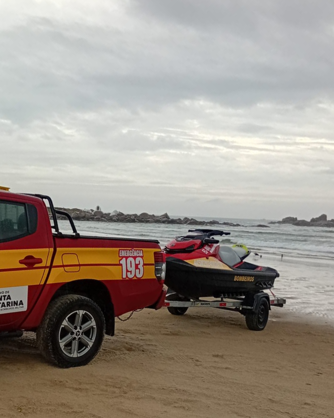 Pescador de 43 anos morre afogado após cair de costão na Praia do Farol em Laguna