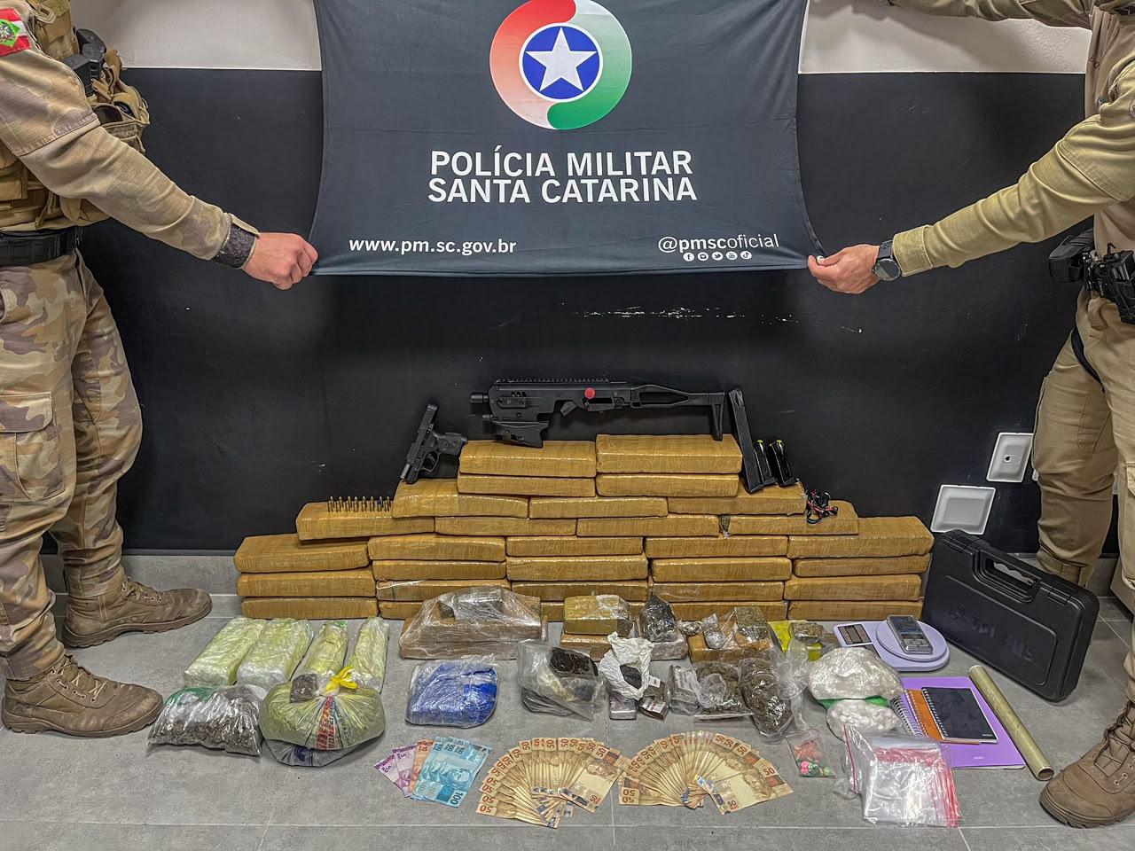 PM apreende mais de 37 kg de drogas e arma no Norte da Ilha