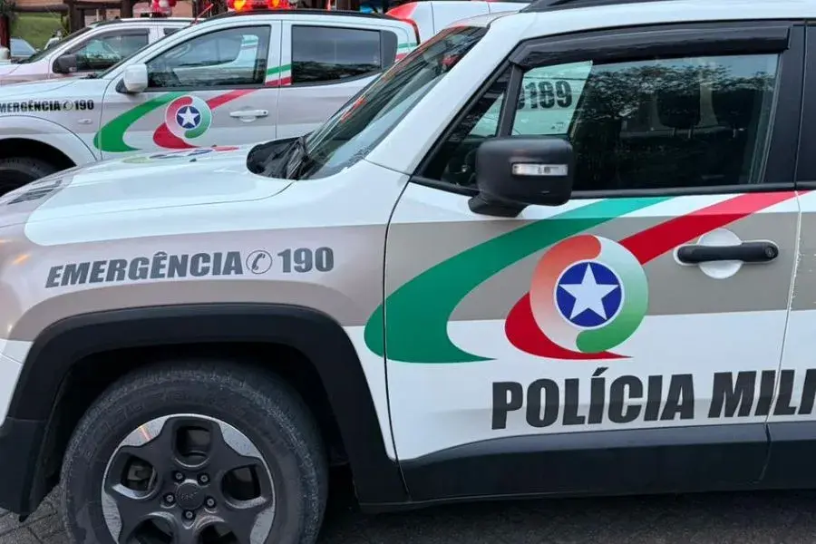 PM fecha ponto de tráfico em mercearia e encontra drogas em máquina de lavar