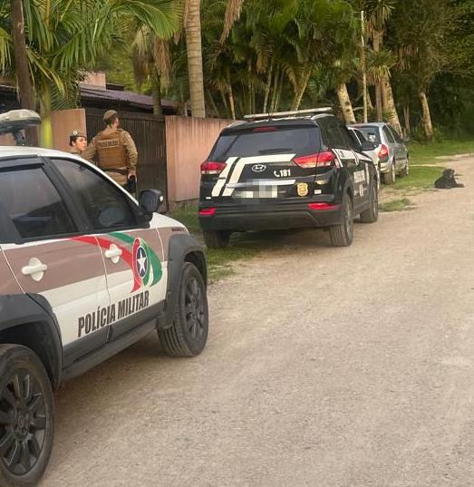 PM mobiliza guarnições e vídeomonitoramento para cumprir mandados no Sul e na Serra de SC