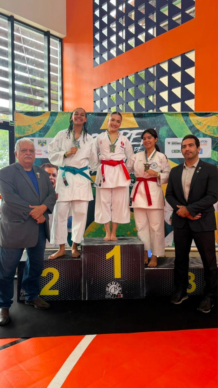 Ao lado do Presidente da Confederação Sul Americana de Kartê e do Presidente da Confederação Brasileira de Karatê