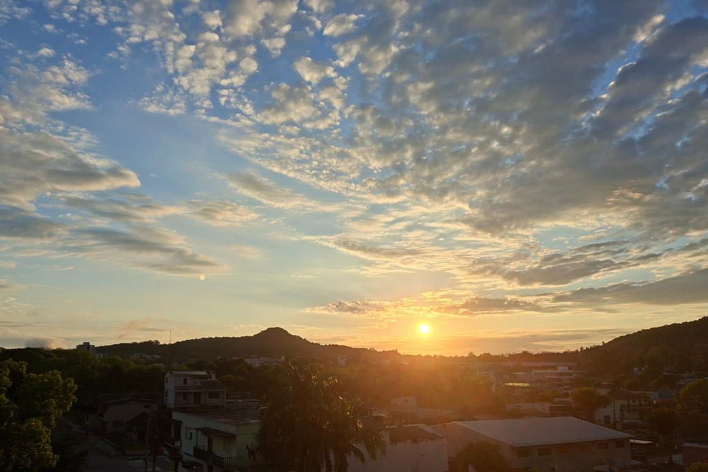 Tempo firme e sol marcam a sexta em SC; sábado terá calor e aproximação de nova frente fria