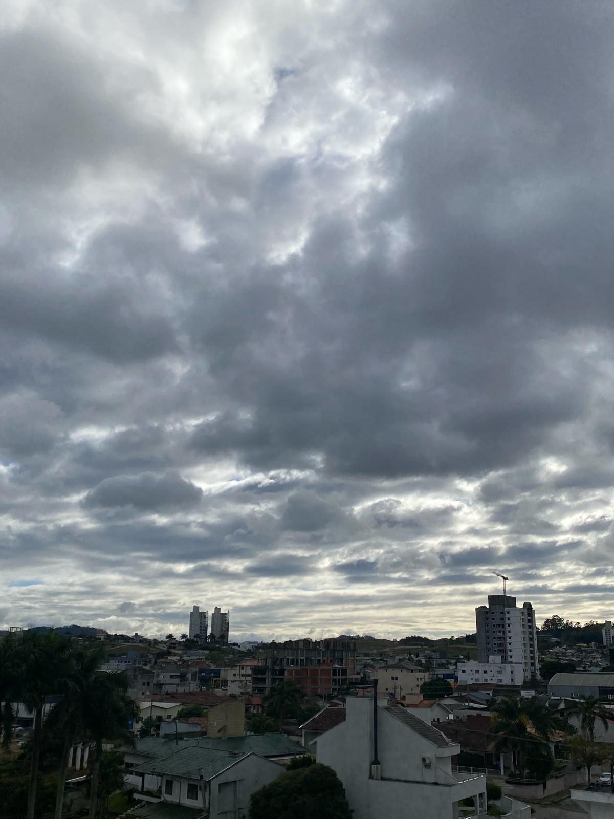 Trégua no frio traz sol nesta quinta, mas temporais voltam ao Oeste na sexta em SC