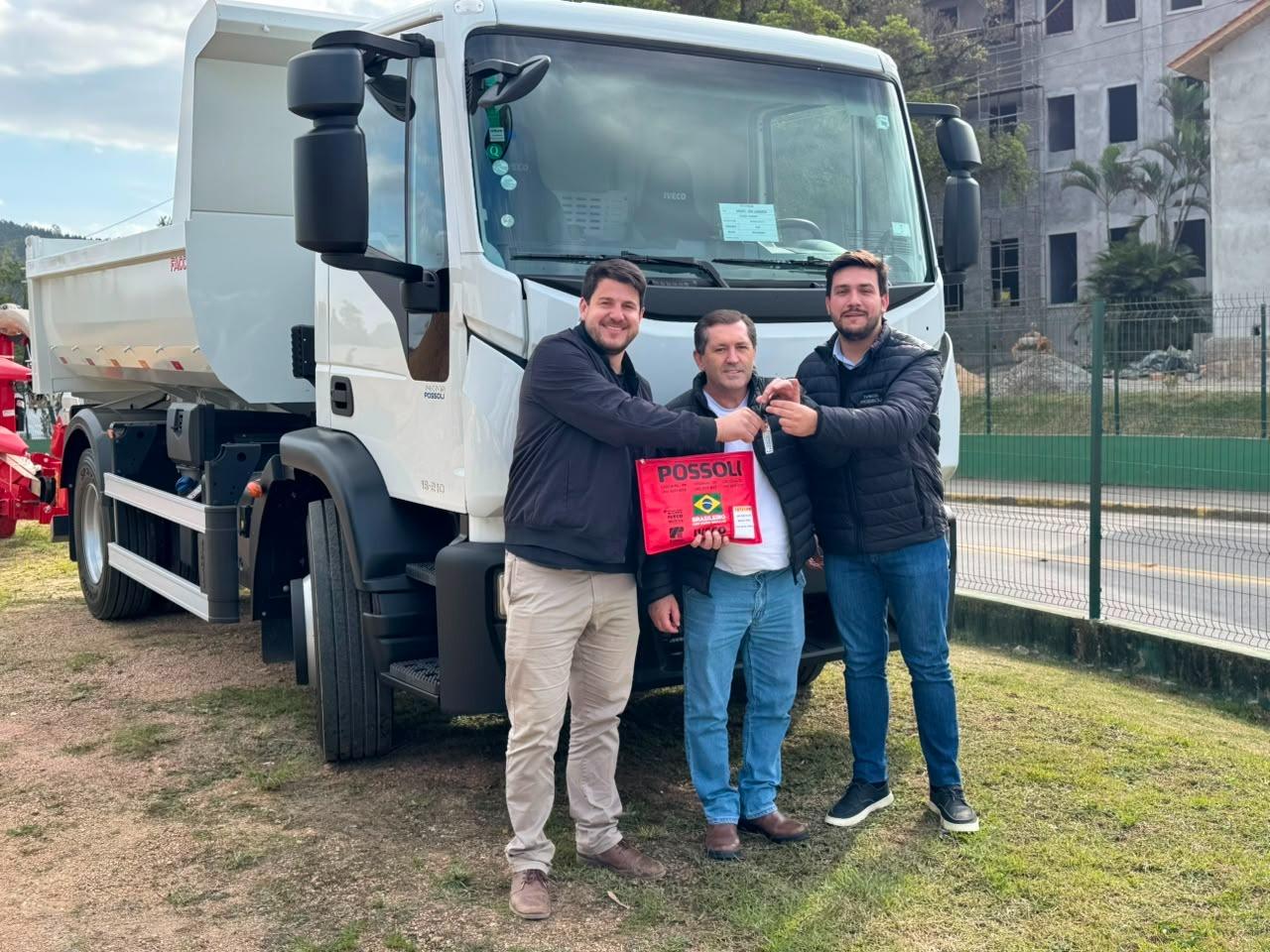 Agricultura de São Ludgero ganha reforço com novo caminhão zero-quilômetro para apoio ao produtor