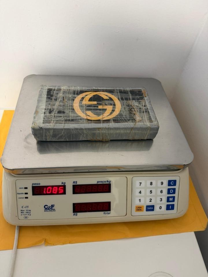 Cão de faro da PM localiza mais de 1 kg de cocaína em veículo e dois são presos em Lages