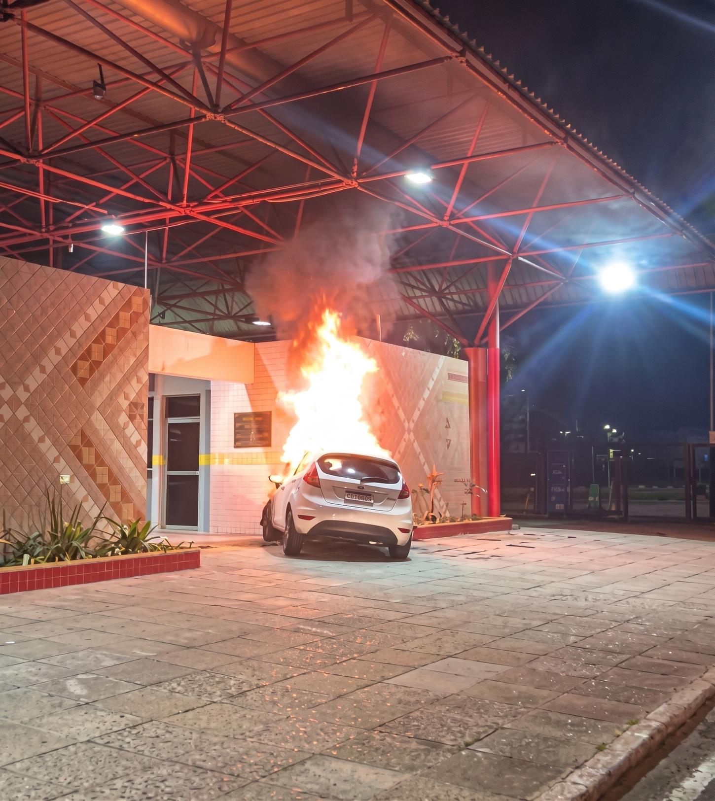 Carro bate contra terminal de ônibus, pega fogo e motorista morre em Criciúma