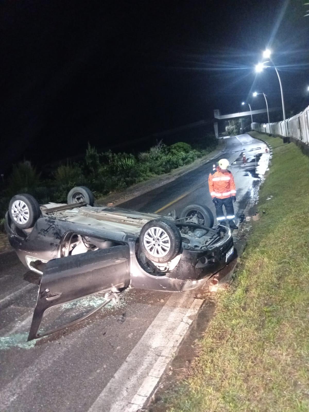 Carro capota nas Curvas do Iró na Praia do Gi na noite de quarta-feira
