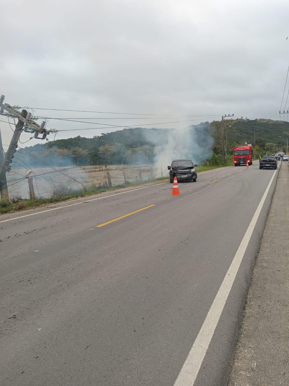 Carro colide contra poste na SC-437 em Imaruí e deixa fiação de alta tensão sobre a pista