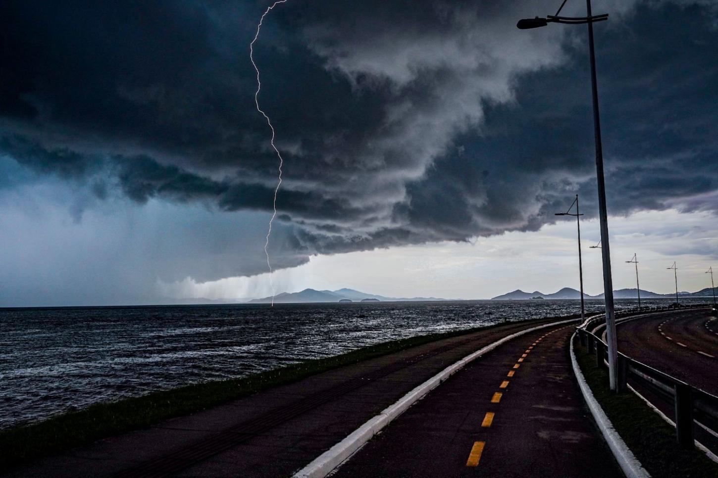 Ciclone extratropical e ar frio trazem mar agitado, frio e risco de novos temporais no fim de semana em SC
