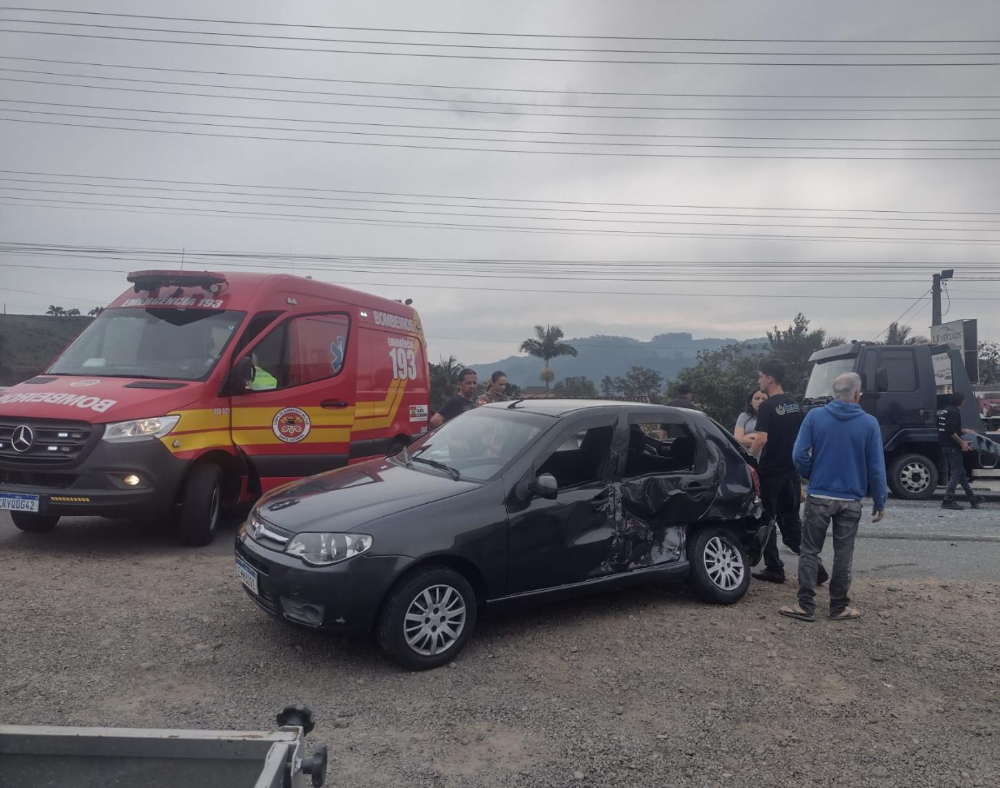 Colisão entre caminhão e carro deixa motorista ferido no Centro de São Ludgero