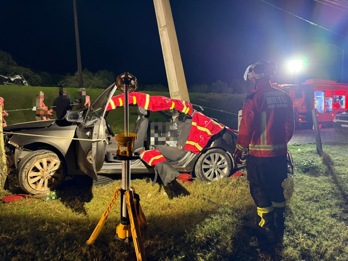 Colisão entre carro e moto deixa uma mulher morta e duas feridas no acesso a Laguna