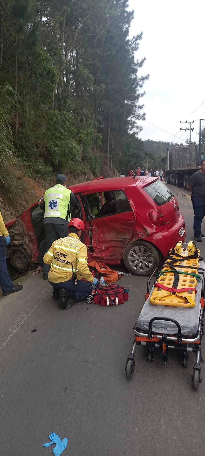 Colisão frontal entre carro e carreta deixa idoso ferido na SC-435 em Armazém