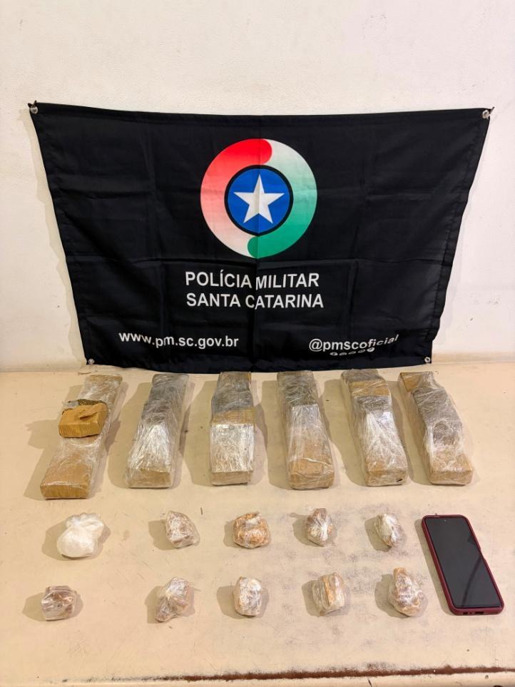 Com apoio de cão farejador, PM apreende maconha, cocaína e crack em quitinete