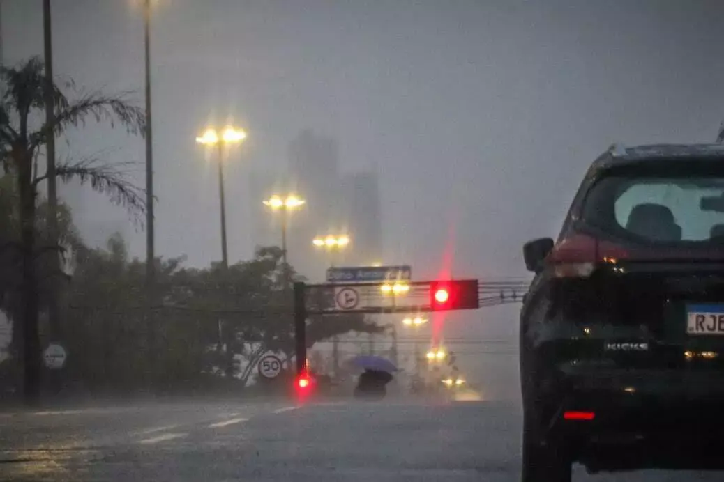 Combinação de calor e umidade traz alerta para tempestades severas e chuva intensa em SC
