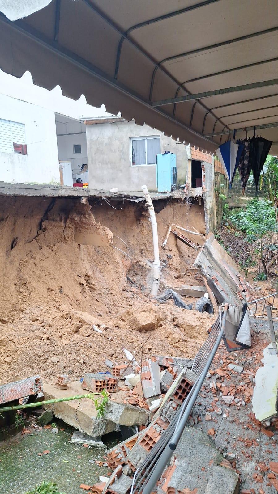 Deslizamento de terra compromete muro e força evacuação preventiva de três casas em Braço do Norte