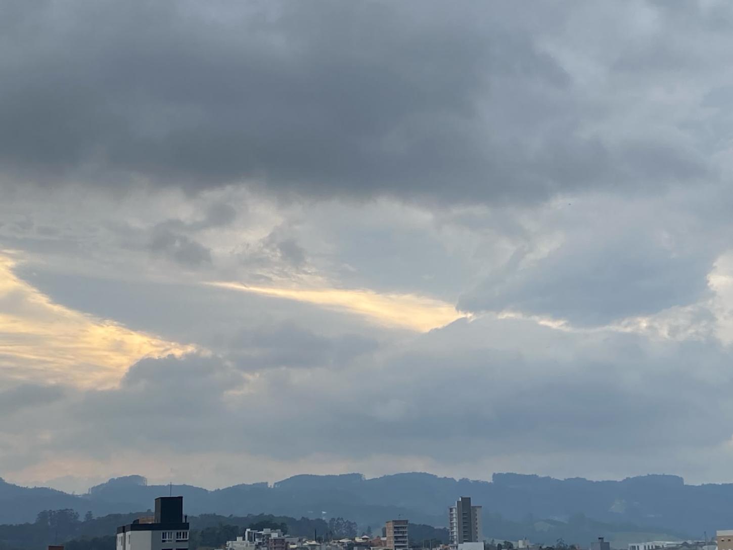 Domingo traz sol e calor em SC; nova frente fria muda o tempo a partir desta segunda-feira