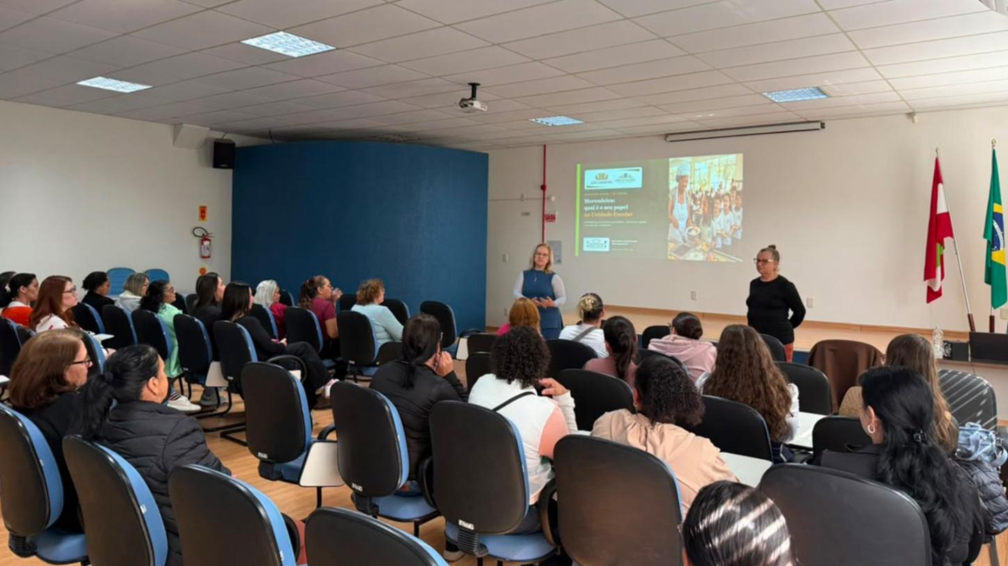 Educação de São Ludgero capacita merendeiras e auxiliares com foco na qualidade do ambiente escolar